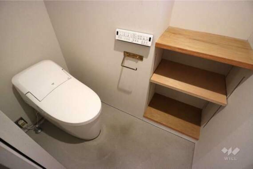 トイレ LIXIL製のタンクレストイレ。収納スペースも充実しています。［2024年3月31日撮影］