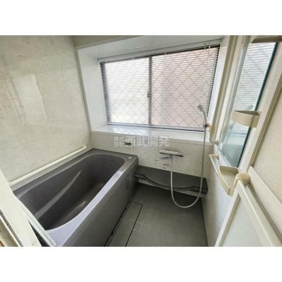 浴室 風通しのよい窓のある浴室はお手入れがしやすいですね