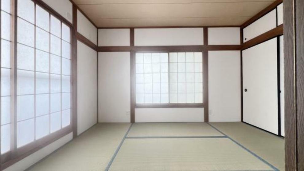 和室 《和室》　■休日には琉球畳のうえでゴロゴロと、至福の一時。冬にはコタツにミカンでテレビ鑑賞。日本人にはあって嬉しいジャパニーズルームです。