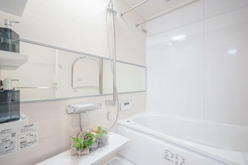 　浴室換気乾燥機が設置されています。季節や天候を問わず、いつでも快適に利用可能です。