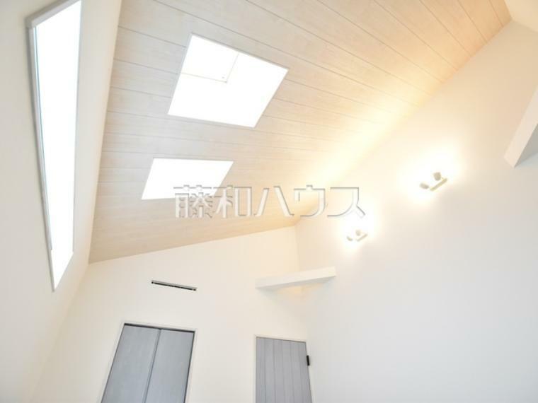 天井高で開放的な居室は、自然光を十分取り入れて心地よい空間を演出します。<BR/>居室　【清瀬市野塩4丁目】