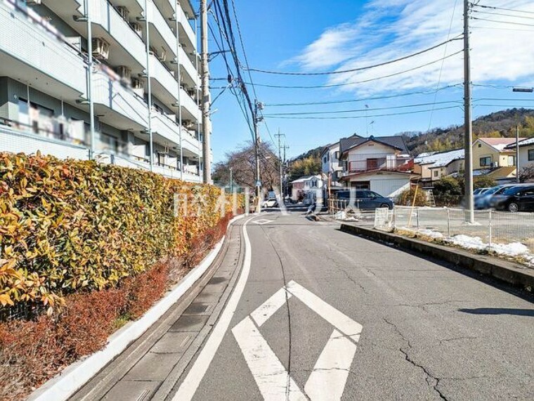 現況写真 現場風景　接道　【入間ロイヤルマンション】各居室には収納スぺースを設置し、空間を広々確保しやすい設計がされております。　