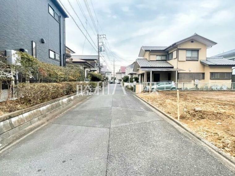 現況写真 接道状況および現場風景　【比企郡鳩山町松ヶ丘1丁目】 建物のプレゼンをさせていただきますので、実際の完成イメージを思い描いていただくことができます。お気軽にお問合せ下さい。