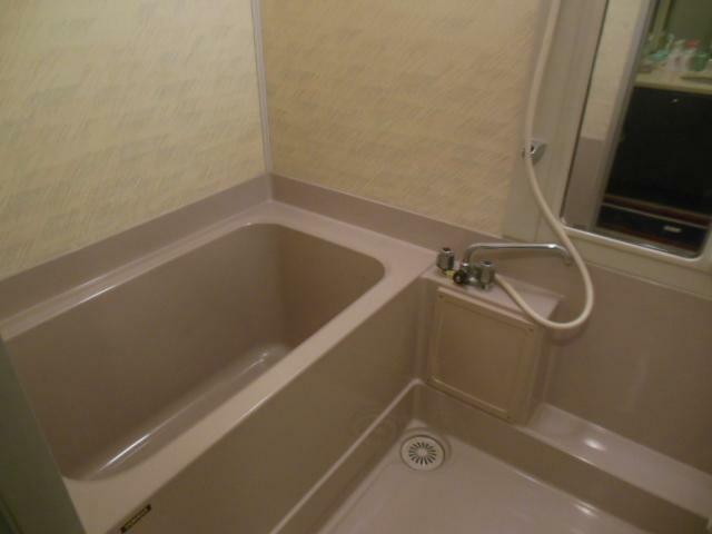 部屋の浴室は小さいですが、1階に温泉大浴場があります。