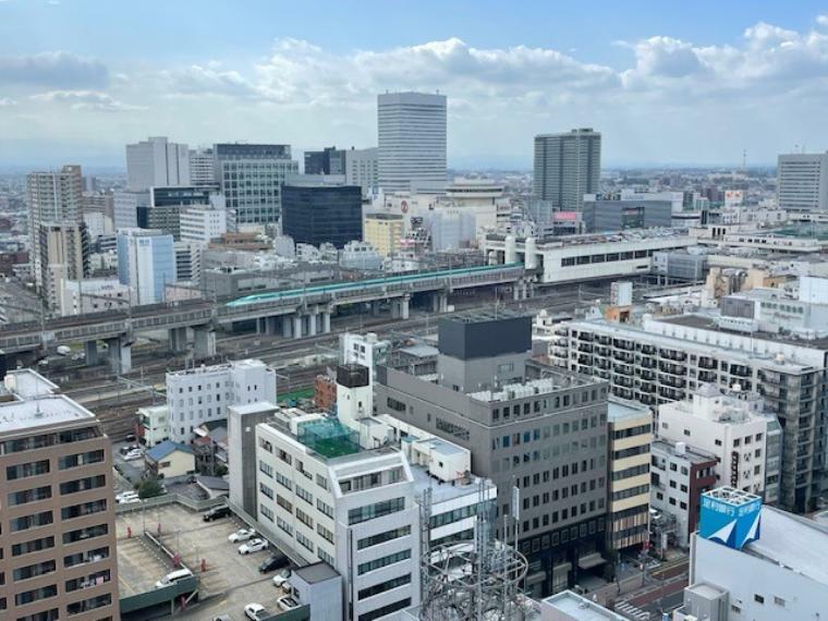 エレベーターホールからの景色。大宮駅の新幹線が発着が見られます。