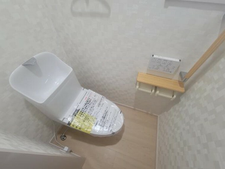 トイレ トイレに手すりがあると、座ったり立ったりするとき便利ですね！