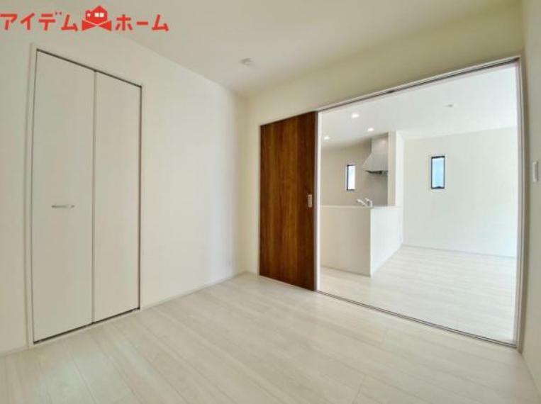 洋室 リビングと隣り合った洋室の扉を開ければ 一つの部屋として使用でき、ゆとりのある空間を実現！