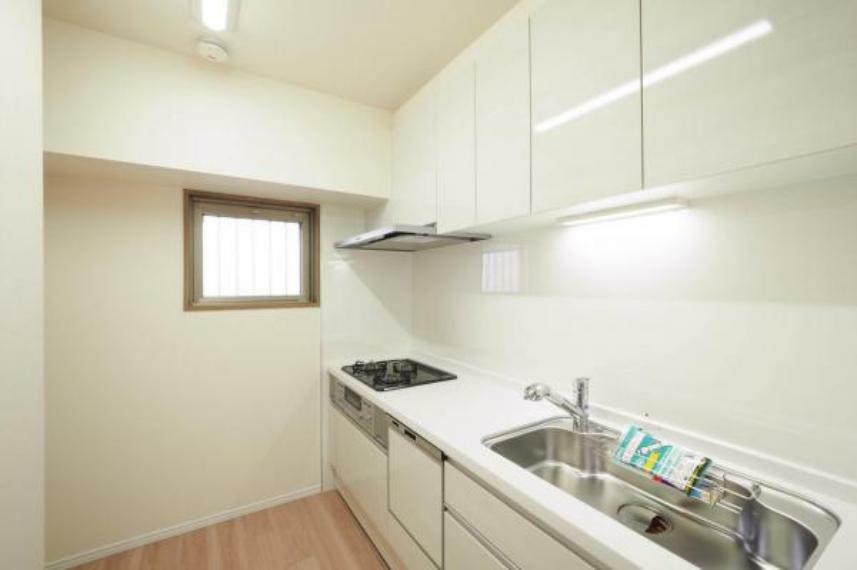 キッチン ■キッチン■　上部に吊戸棚を設置し、収納スペースに困らないキッチンを造作