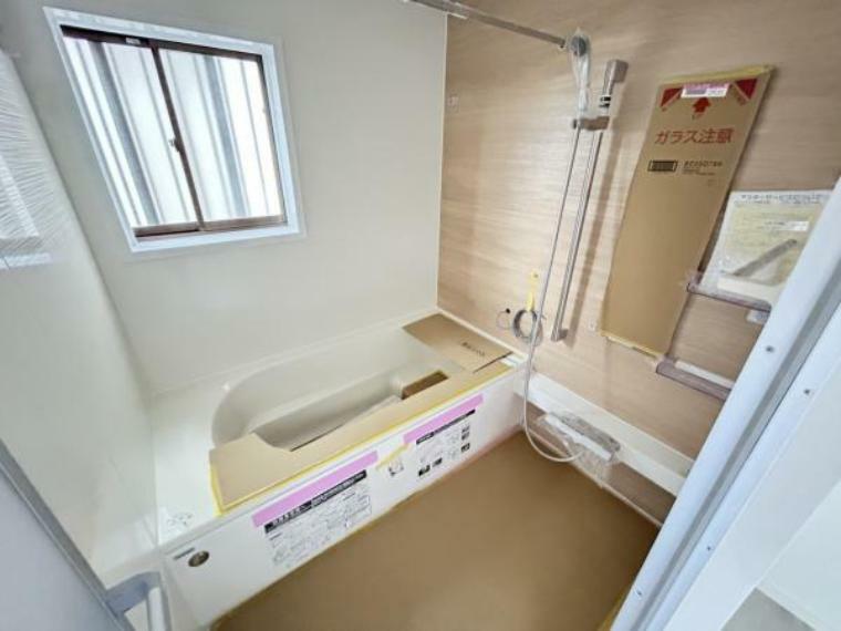 浴室 【浴室】一坪サイズの浴室は交換予定です。足を延ばしてゆったり浸かれるサイズの浴槽です。