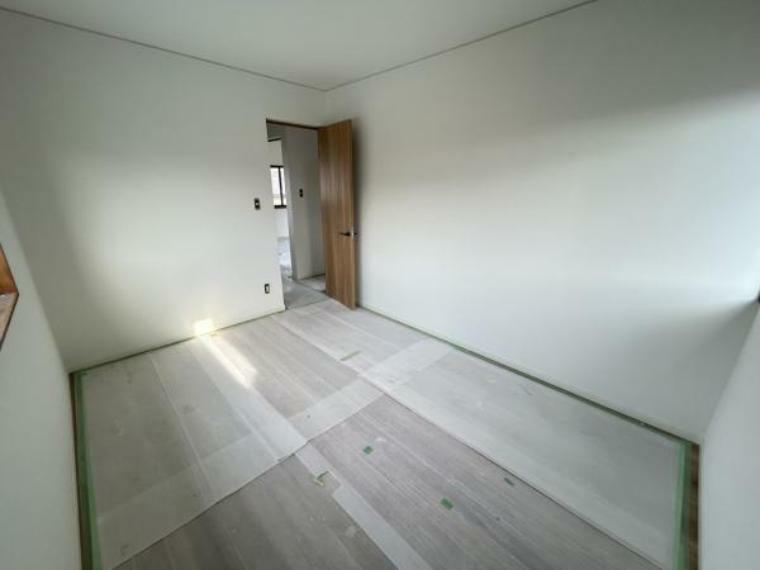【リフォーム後/2階洋室（1）】2面採光の洋室で陽当たり良好です。壁面が多い分、家具の配置がしやすいお部屋です。