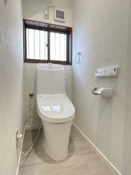 【リフォーム済/トイレ】毎日使用するトイレ洗浄便座付きトイレに新品交換します。クロスやフロアの張替を一緒にすることで清潔感のある空間に。直接肌に触れる部分は新品がいいですね。