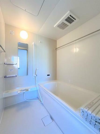 【リフォーム済/ユニットバス】浴室はハウステック製の新品のユニットバスに交換しました。浴槽には滑り止めの凹凸があり、床は濡れた状態でも滑りにくい加工がされている安心設計です。