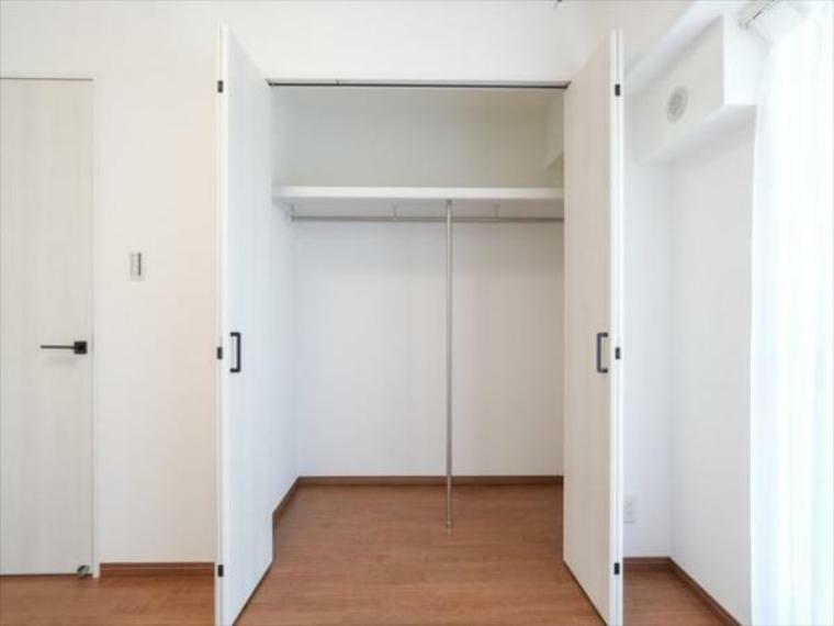 各部屋に備えられたクローゼット。普段使わないものなども収納可能ですので、居室を広く使うことが出来ます。