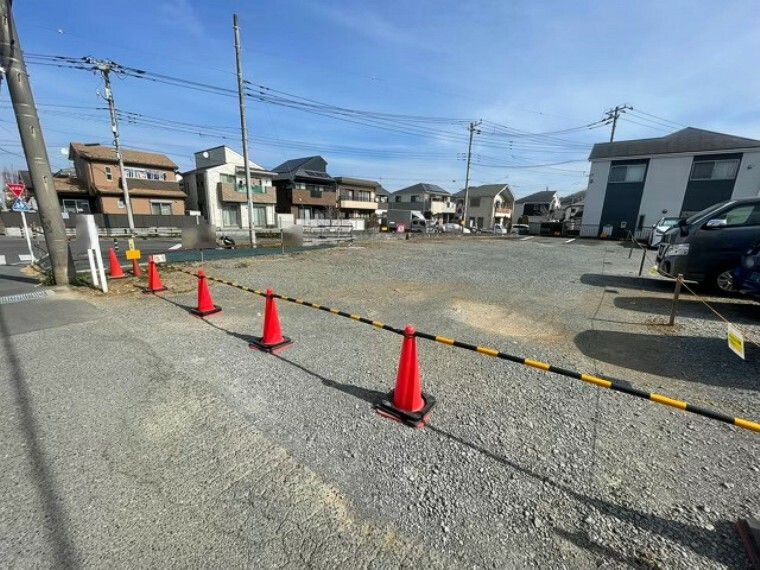 現況写真 土地の前の道路に消火栓が設置されていることがあります。この場合、道路交通法第45条第1項により、駐車禁止の場所が指定されています。そのため、車庫などの駐車スペースをつくることができない場合があります。