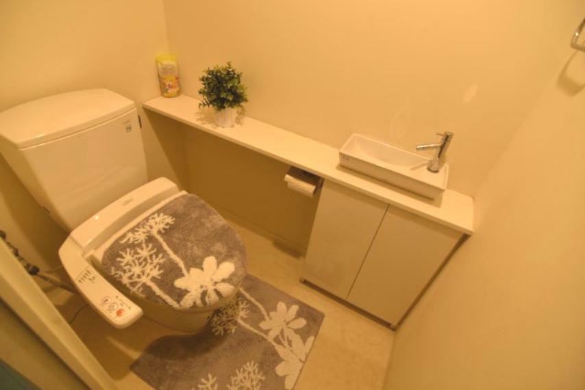 トイレ 白を基調とした清潔感のあるとトイレは手洗い場もあります。