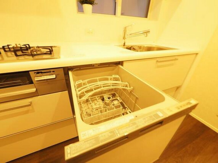 キッチン 食器洗い乾燥機はビルトインタイプで、キッチンと同じカラーのため、見た目がすっきりとしています。