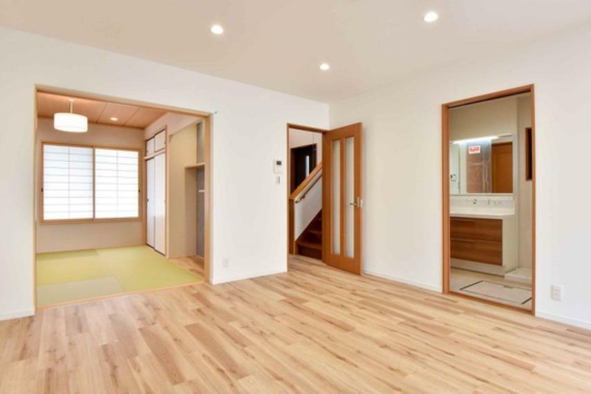 居間・リビング ナチュラルカラーの床材と、清潔感のある白いクロスがマッチして、お部屋全体の明るさをより際立たせます。