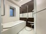 浴室 「一日の疲れを落としてくれる場所は、一番落ち着く場所でなければならない」高級感溢れるカラーと大きさ・柔らかな曲線で構成された半身浴も楽しめるバスタブが心地よさをもたらします。