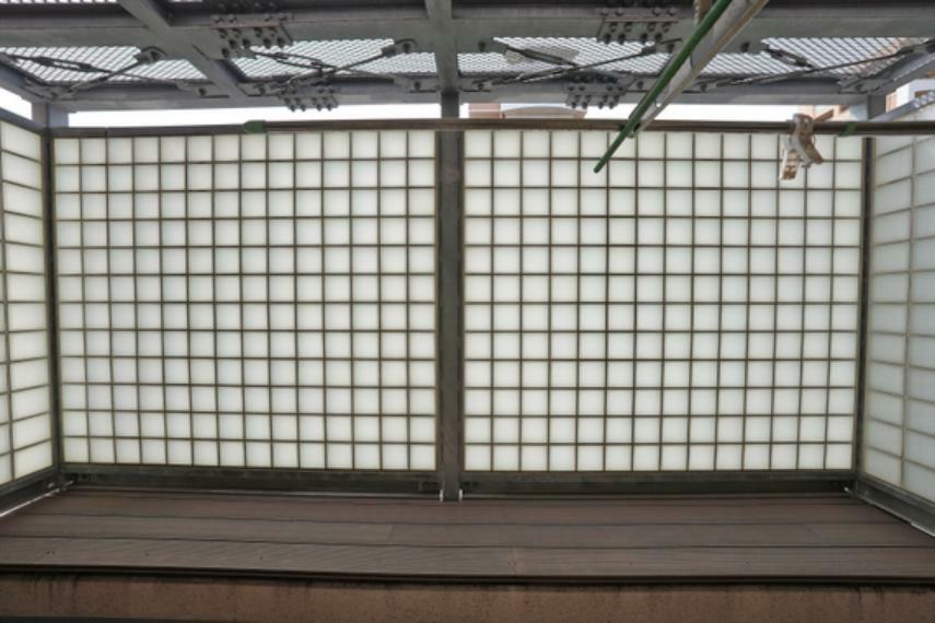 バルコニーからの眺め（南方向）目隠しを兼ねたお洒落なガラスブロックから光が差し込みます。［2024年4月3日撮影］