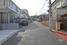 現況写真 物件の北西側前面道路（東側から）［2023年2月9日撮影］