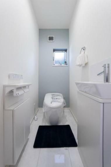 トイレ スタイリッシュなタンクレスタイプのトイレ。デザイン性だけではなく機能性にも優れています。
