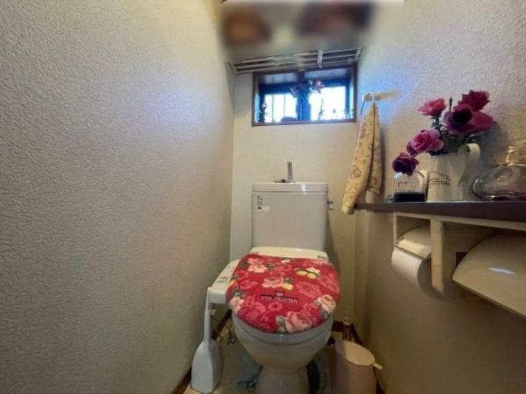 トイレ ■温水洗浄便座付きトイレ！ ■トイレには窓がついており、階段したをトイレにしているので無駄のない間取り！