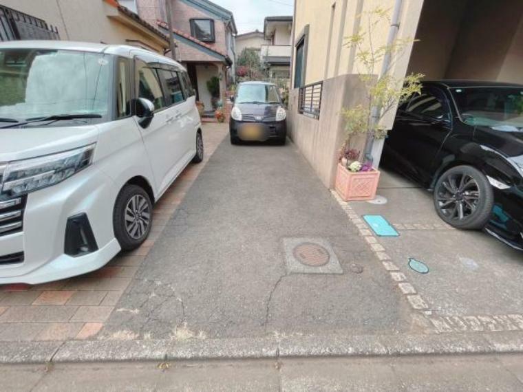 現況写真 ■路地上部分を駐車スペースにしております！隣地との境界ブロックない分、駐車がしやすくなってます！