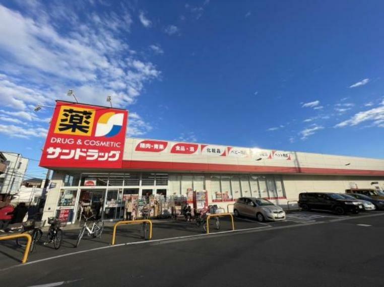 ドラッグストア サンドラッグ新座石神店 営業時間:午前9時30分～午後9時30分 駐車場:有