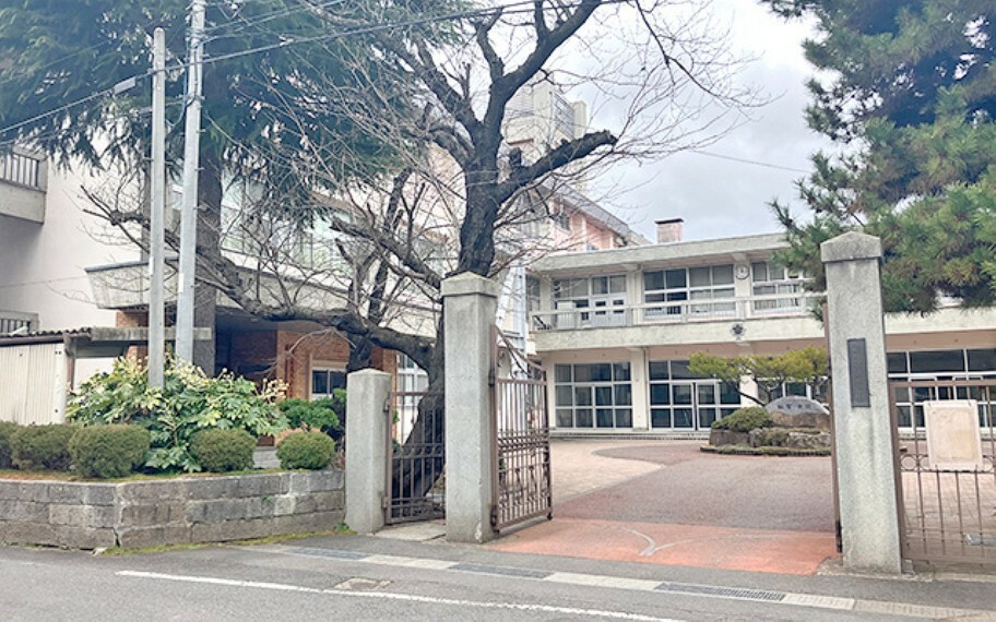 長野県屋代南高等学校（約2,950m）