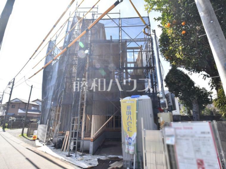 現況外観写真 外観　【小平市小川西町3丁目】 誠心誠意、建築中！物件の内部構造などは今しか見ることができません。是非ご見学のお問合せをお待ちしております！