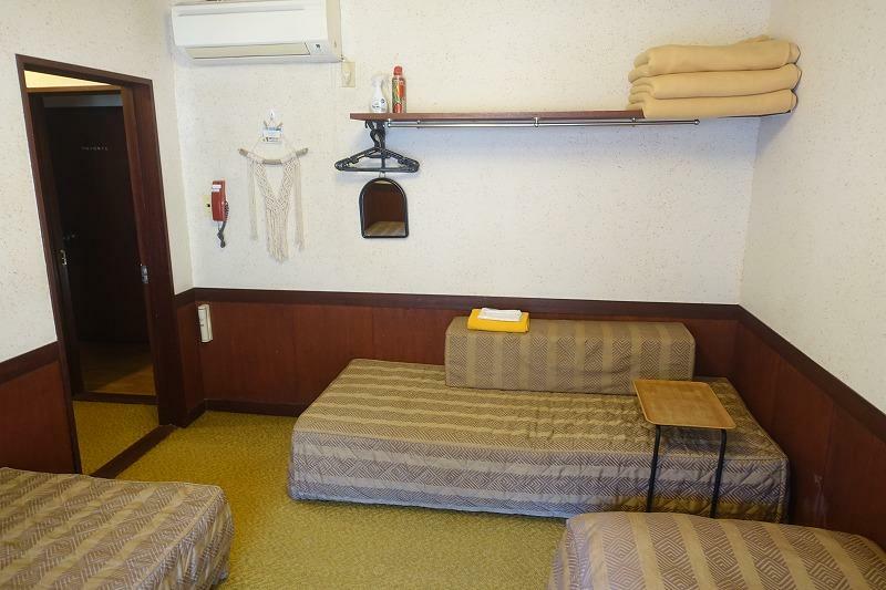 洋室 エクストラベッドが準備された3人宿泊可能なベッドルーム