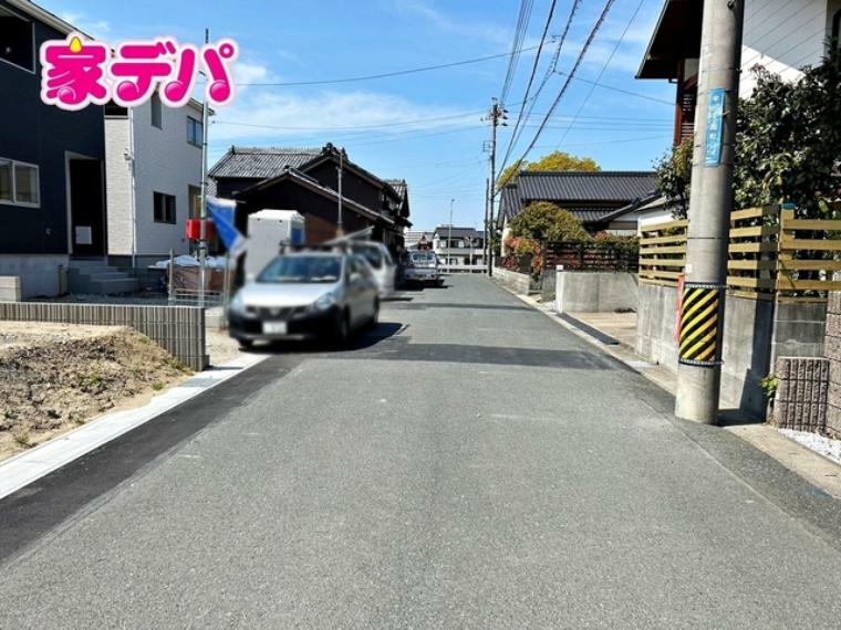 現況写真 前面6m幅の道路に面しており、通行や駐車の際に余裕がある広さです。運転が苦手な方でもラクラク