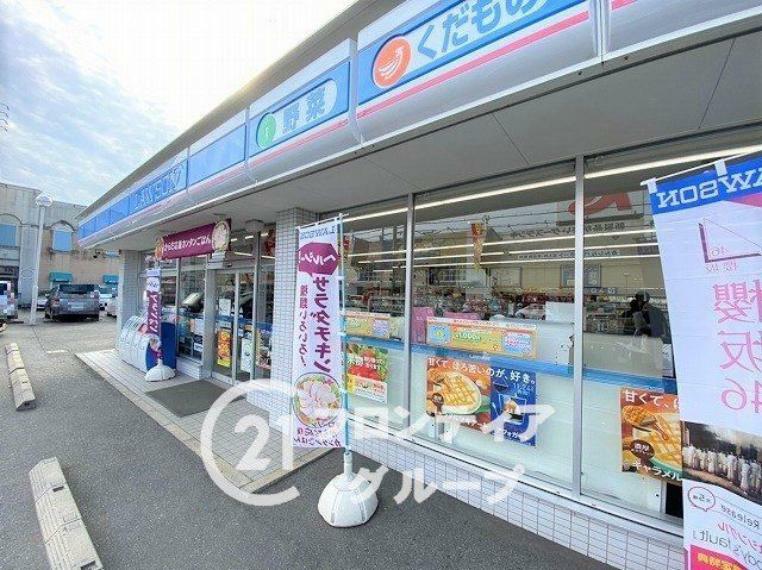 コンビニ ローソン葛城東室店 徒歩3分。