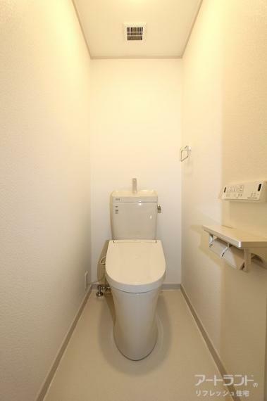 トイレ 新設の温水洗浄機能付きトイレ。
