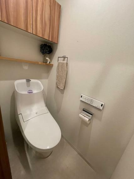 収納スペースを確保したナチュラルで清涼感あふれるトイレ空間。温水洗浄便座付き（2018年2月リフォーム済）<BR/><BR/>※調度品・家具・電気製品等は価格に含みません。