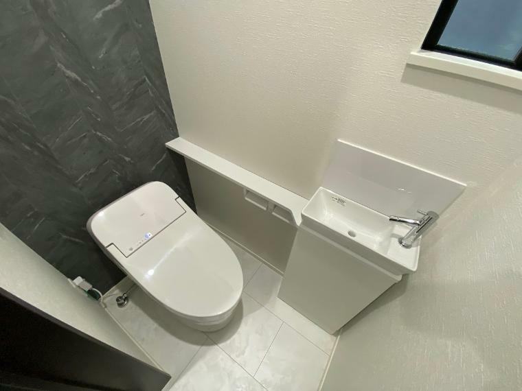 同仕様写真（内観） 手洗いキャビネット付きの節水型高機能トイレ。（同仕様当社施工例）