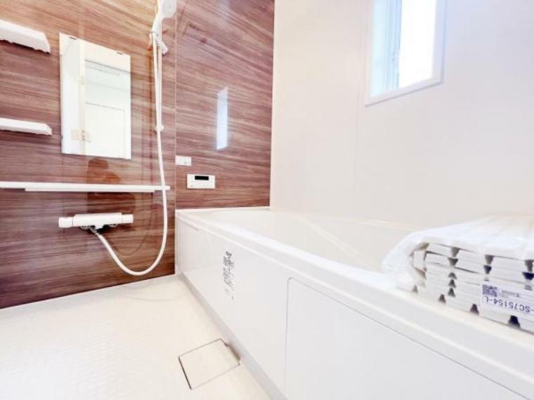 浴室 水はけがよくお手入れしやすいシステムバス、シャンプー類をしまえる便利な棚付きです。