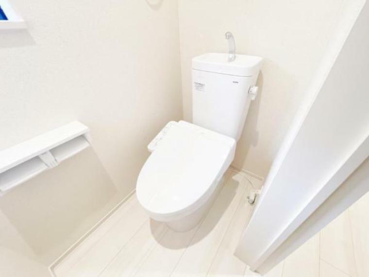 トイレ 快適に使用できる温水洗浄便座付きトイレです。1階2階それぞれにトイレがあります。