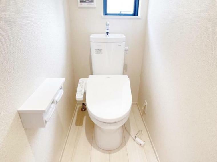 快適に使用できる温水洗浄便座付きトイレです。1階2階それぞれにトイレがあります。