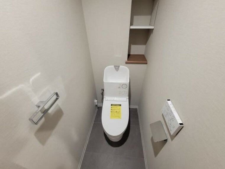 トイレ 快適なウォシュレット機能付トイレ！壁の窪みにはトイレットペーパーを
