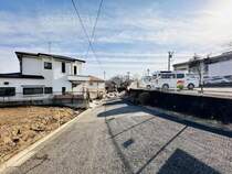 【前面道路を含む現地外観】豊かな緑が雑音を消してくれるよう。眺めて景色よく、住んで静かな環境