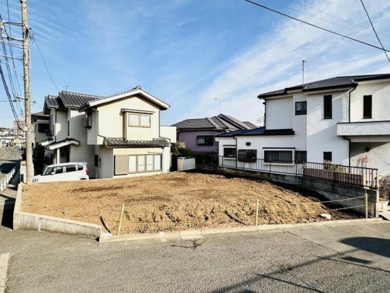 現況外観写真 【現地外観:7月完成予定】周囲に高い建物のないエリア。空が大きく感じます