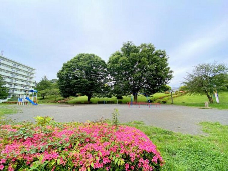 幼稚園・保育園 【杉久保富谷児童公園】　公園の設備には水飲み・手洗い場があります。また、遊び場には砂場、複合遊具ブランコすべり台鉄棒シーソーがありお子様に人気です。