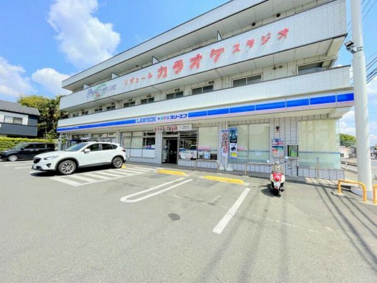 コンビニ 【ローソンLTF　海老名杉久保店】　コンビニと文教堂が一体化しています。店内はすごく綺麗でトイレも新しく、すごく清潔感のあるコンビニです。