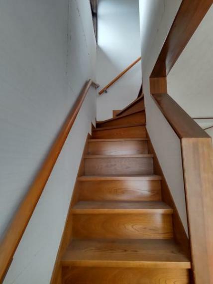 【リフォーム中】階段写真です。手すりがついていますので階段の上り下りの際はご活用下さい　クロスを張り替えることで暗くなりがちな階段スペースも明るい空間になります。