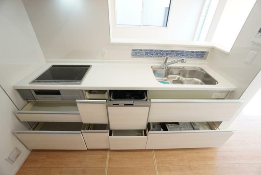 ダイニングキッチン 使い勝手の良いシステムキッチン。スライド式の収納スペース付きなので調理道具をはじめ調味料や食器などもきれいに整理することができます。