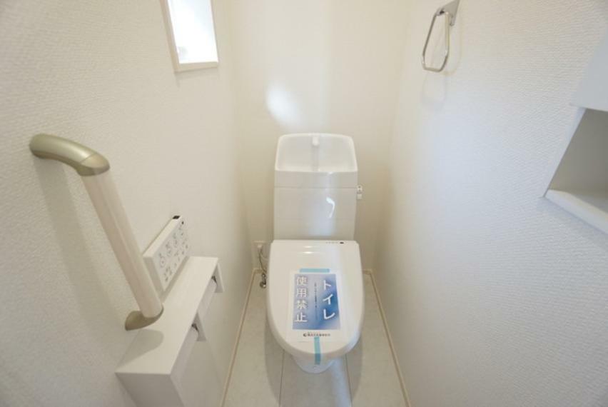 トイレ 温水洗浄機付トイレです。トイレは2ヶ所設けられているので、来客時にも気兼ねなく使えますね。