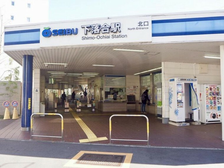 下落合駅（西武 新宿線） 徒歩9分。
