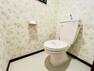 トイレ 白を基調とした、清潔感のあるシンプルなデザインのトイレです。華やかに彩ってくれる花柄のクロスです。