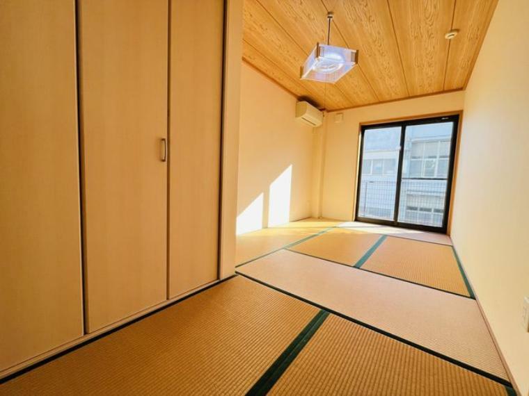 和室 7.5帖の広い和室は1階にございます。ほっとする寛ぎの空間。来客時にも利用できる和室が一部屋あると重宝しますね。